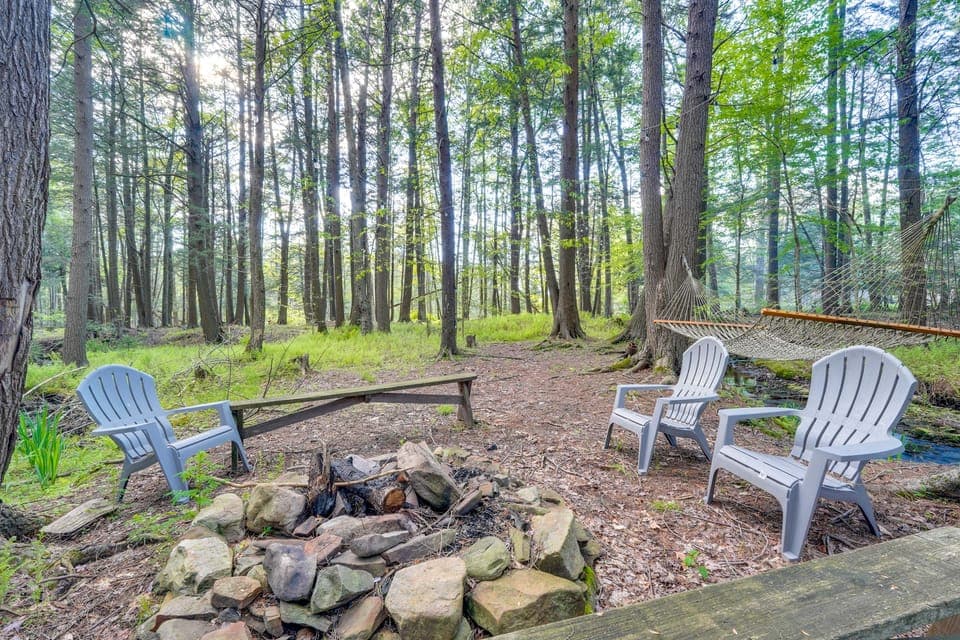 Explore the Poconos! Cozy Creekside Cabin w/ Patio House in Tunkhannock Township