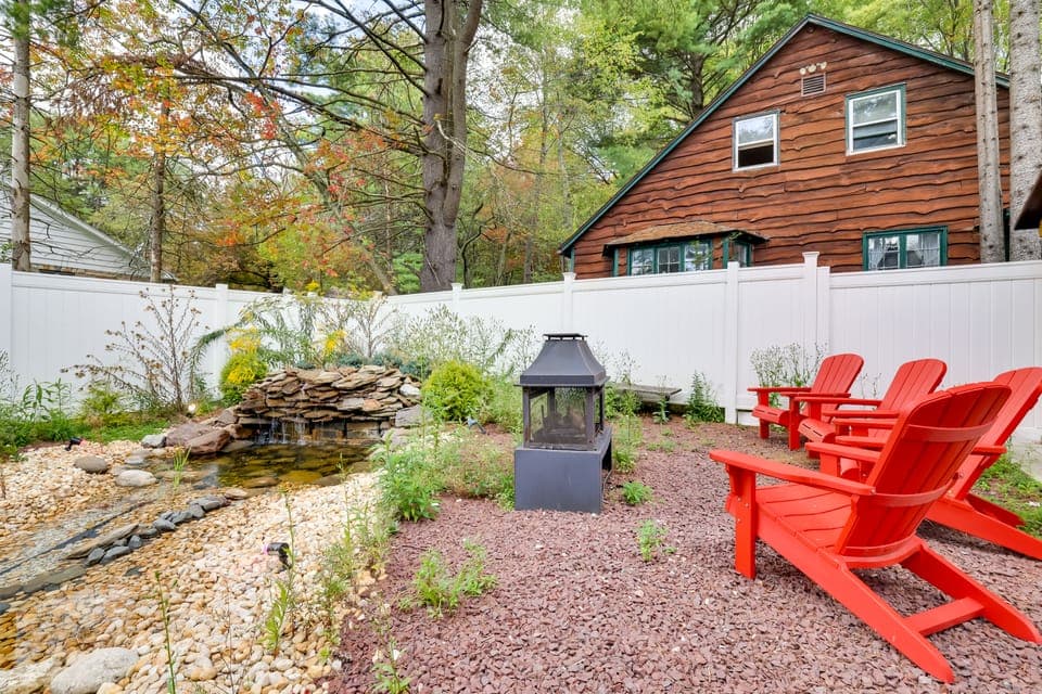 Easy Interstate Access: Original Poconos Log Cabin House in Tunkhannock Township