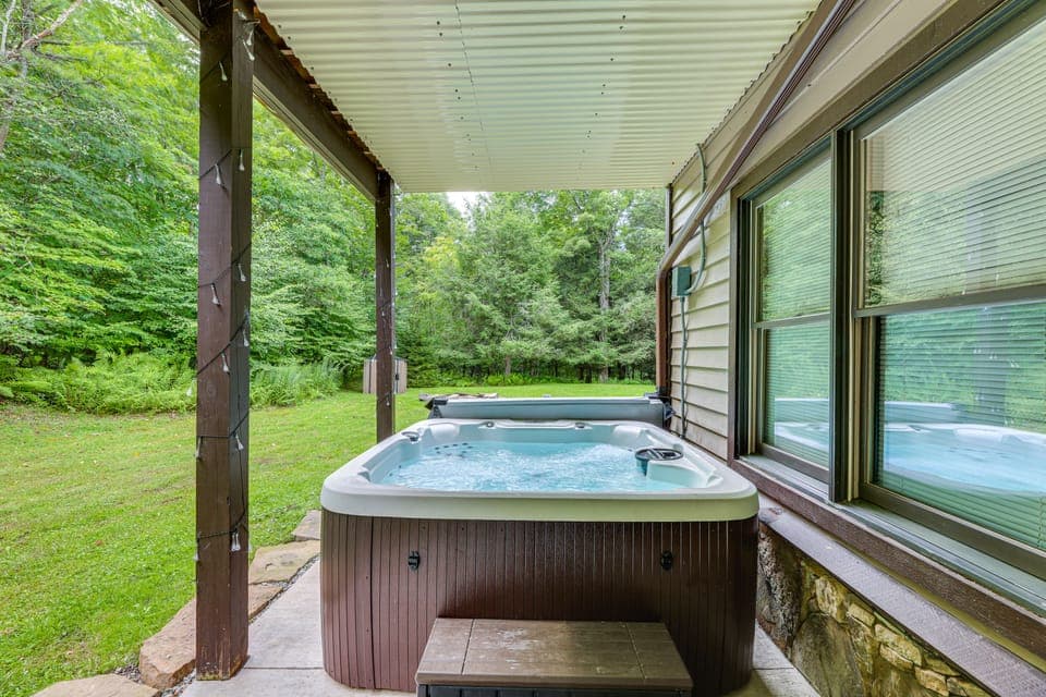 Cabin w/ Hot Tub and WiFi: 4 Mi to Snowshoe Resort House in Shenandoah Valley