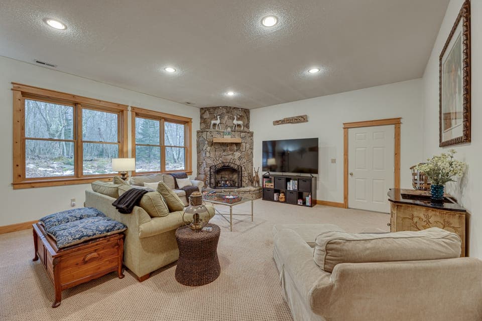 Cabin w/ Hot Tub and WiFi: 4 Mi to Snowshoe Resort House in Shenandoah Valley