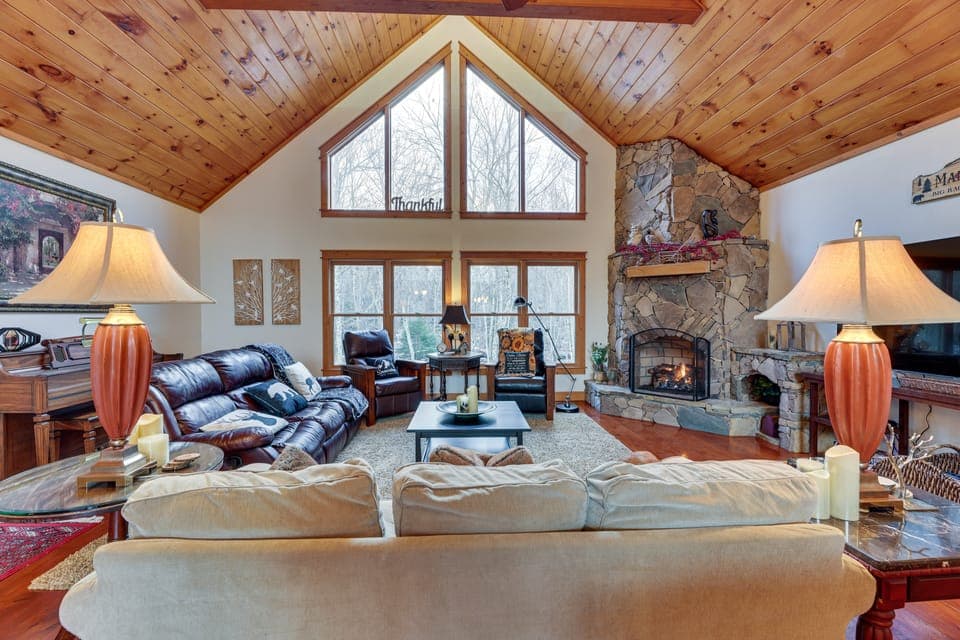Cabin w/ Hot Tub and WiFi: 4 Mi to Snowshoe Resort House in Shenandoah Valley