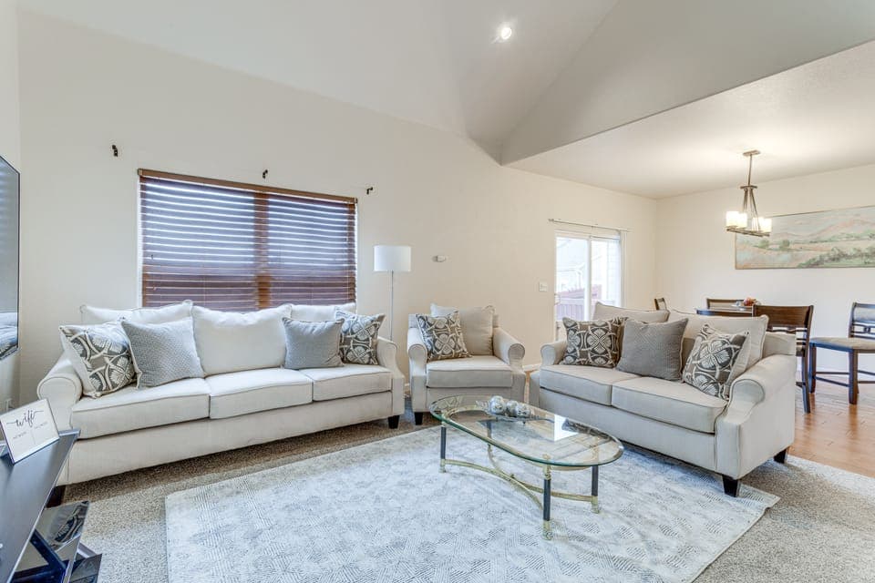 12 Mi to DIA: Cozy Denver Townhome w/ Fireplace! Apartment in Aurora