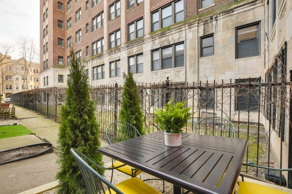 Stylish Chicago Retreat: Walk to Loyola University Apartment in Chicago