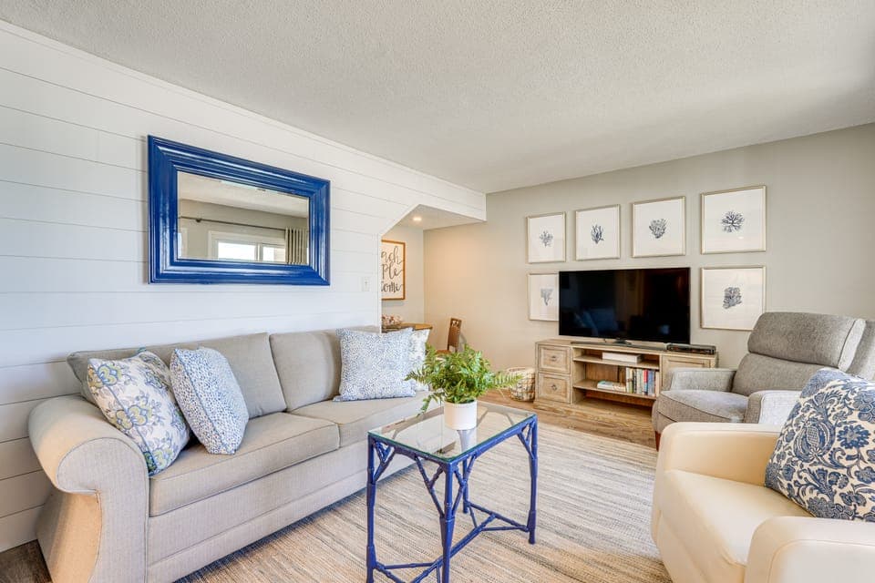 Beachfront Panama City Condo w/ Balcony + Views! Apartment in Sunnyside