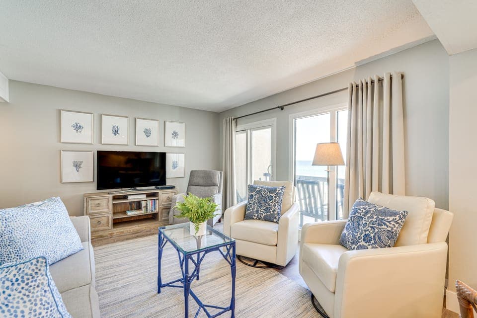 Beachfront Panama City Condo w/ Balcony + Views! Apartment in Sunnyside