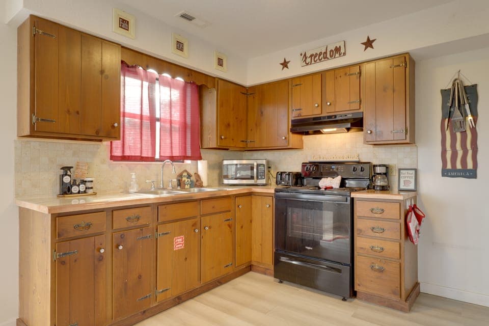 Pool Access & Smoky Mtn Views: Couple's Getaway House in Pigeon Forge