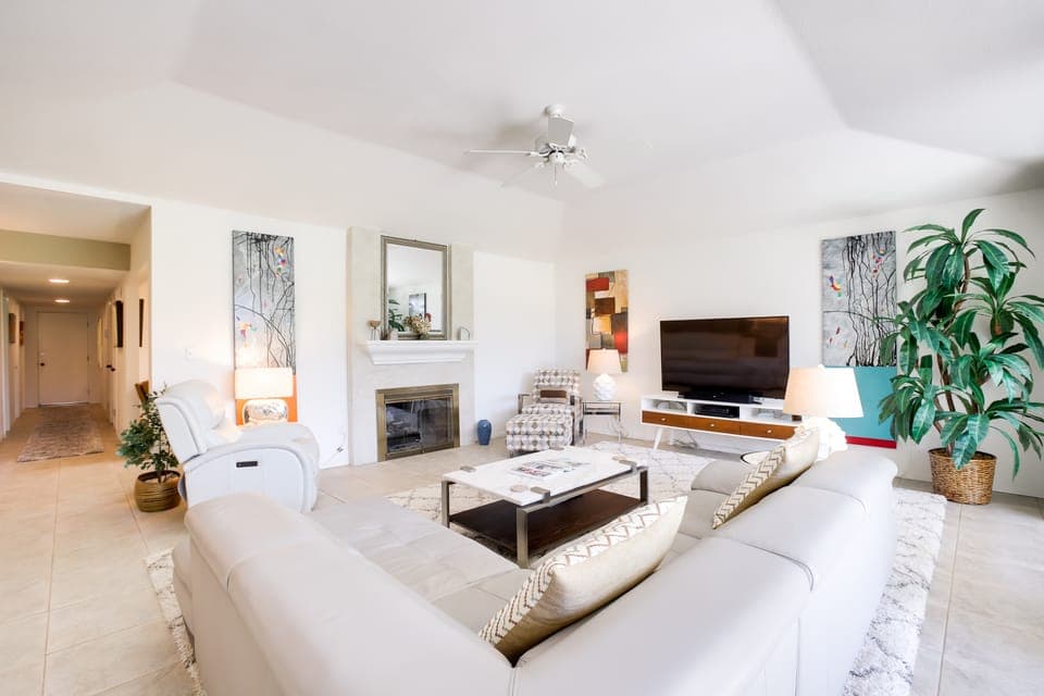 Sunny Palm Springs Haven: Fenced Patio, 6 Pools! Apartment in Palm Springs