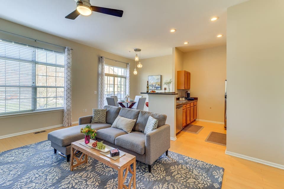 25 Mi to Detroit: Townhome w/ Smart TV! Apartment in Lake Erie