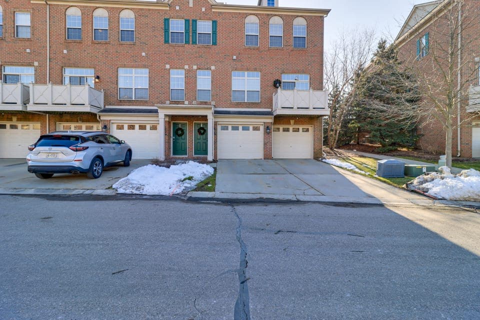 25 Mi to Detroit: Townhome w/ Smart TV! Apartment in Lake Erie