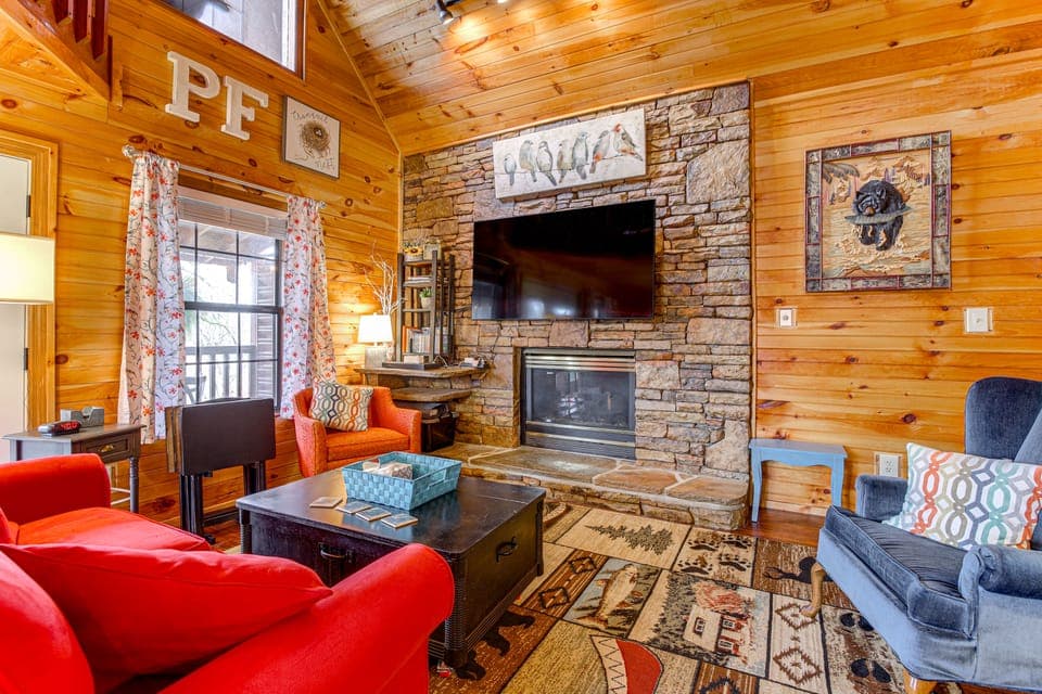 Easy-Access Pigeon Forge Cabin w/ Hot Tub! House in Pigeon Forge