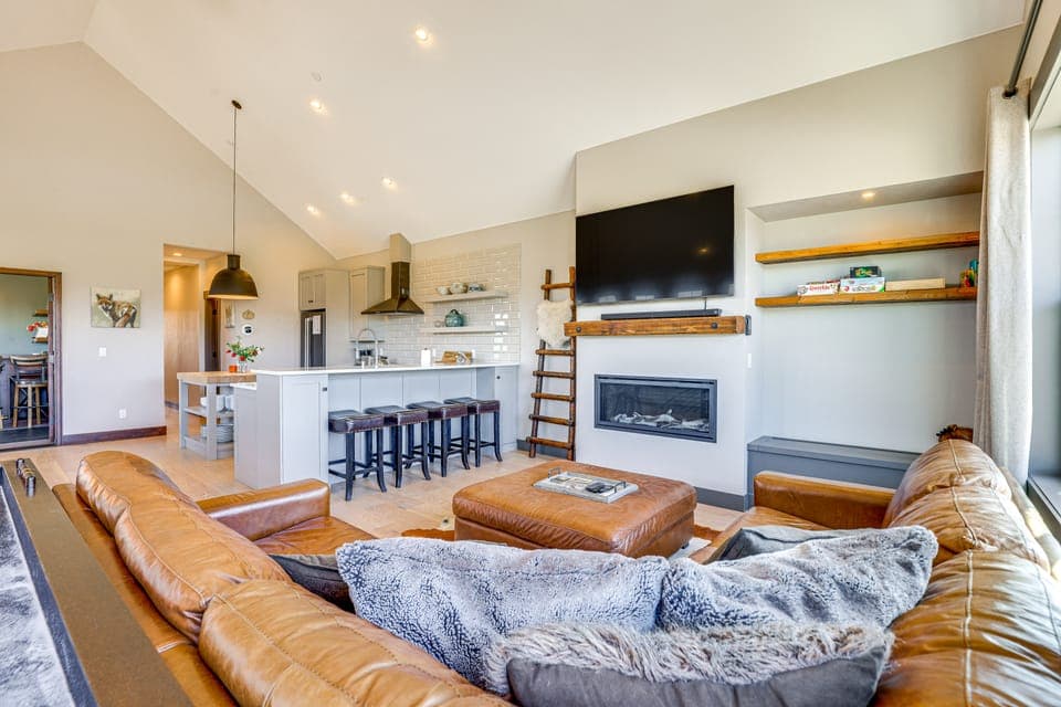 Hot Tub & Mtn Views: Townhome in Granby! Apartment in Granby