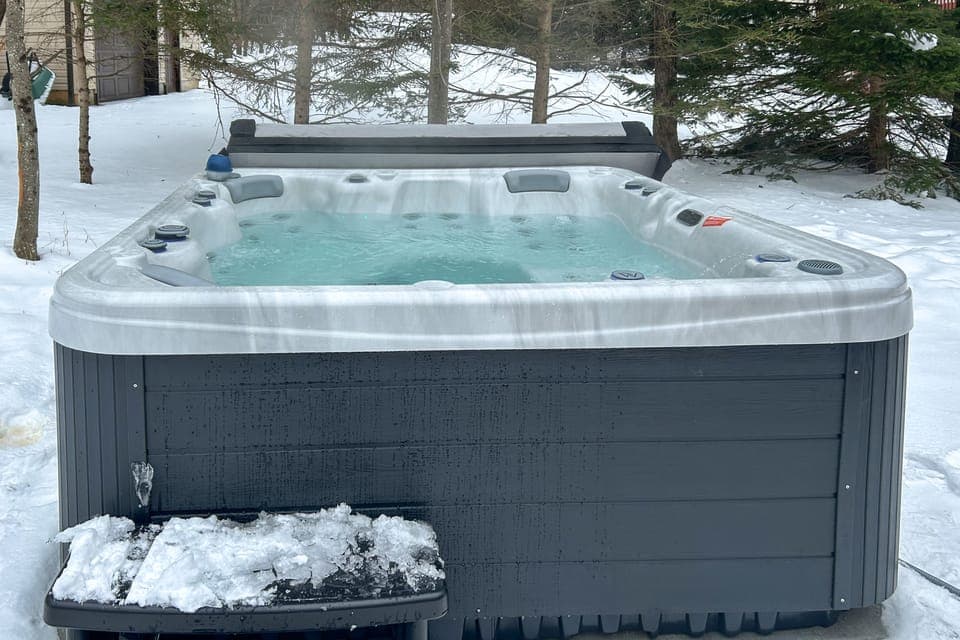 Private Hot Tub: Charming Poconos Cabin! House in Tunkhannock Township