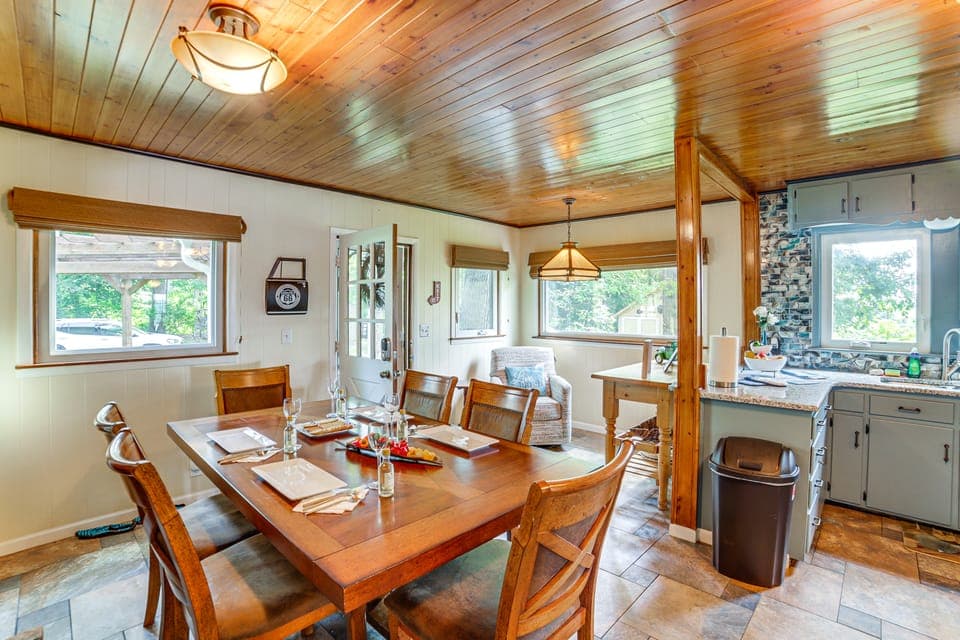Group Retreat on Wolf Lake! Paddle, Fish & BBQ House in Ohio