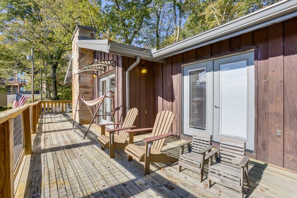 Walk to Alpine Lake: Terra Alta Cabin w/ Deck House in Shenandoah Valley