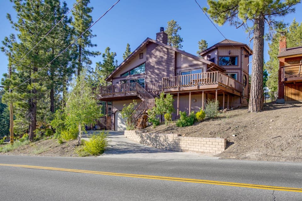 Hot Tub & Game Room: Spacious Big Bear Lake Cabin House in Big Bear