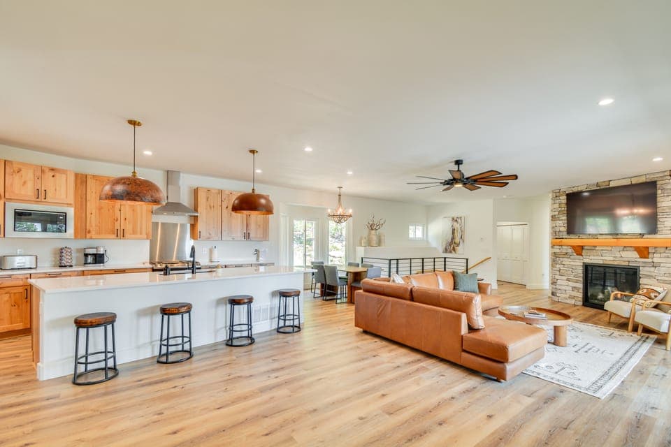2 Mi to Lake: Stunning Twin Lakes Home w/ Deck House in Colorado