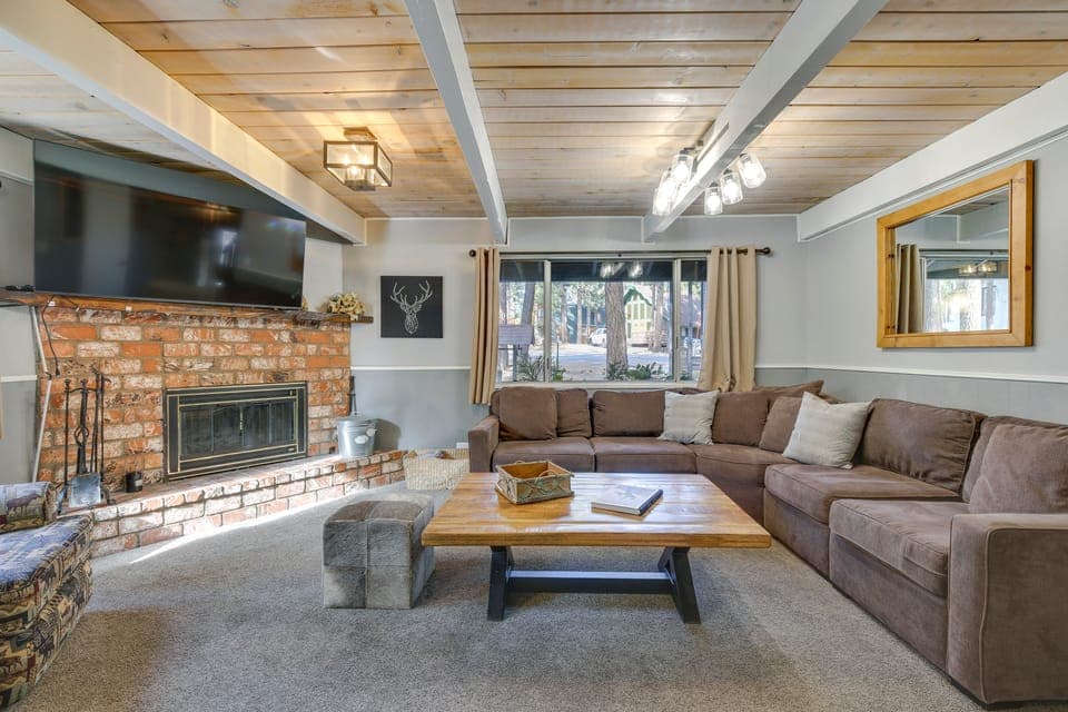 2 Mi to Lake & Skiing: Big Bear Family Cabin House in Big Bear