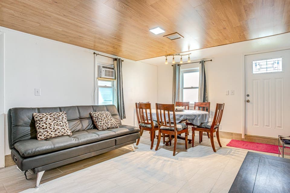 Aurora Abode: 7 Mi to Dtwn Denver! House in Aurora