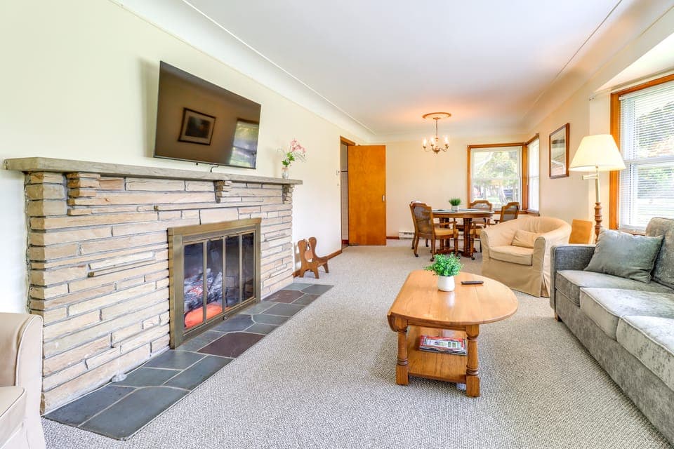 Home ~ 17 Mi to Detroit w/ Patio & Grill! House in Southfield