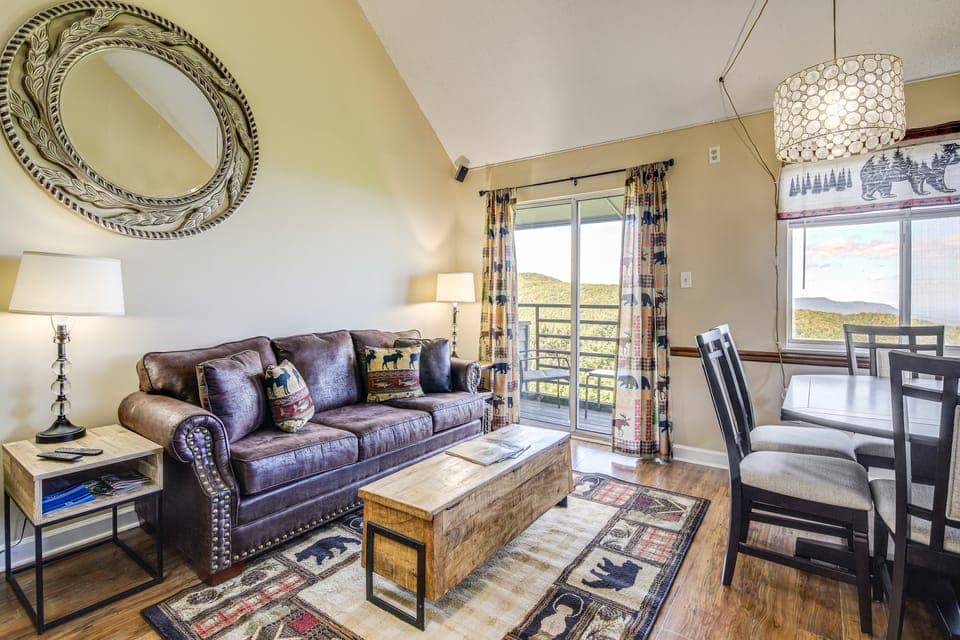 2 Mi to Ober Mountain: Gatlinburg Condo w/ Balcony Apartment in Gatlinburg