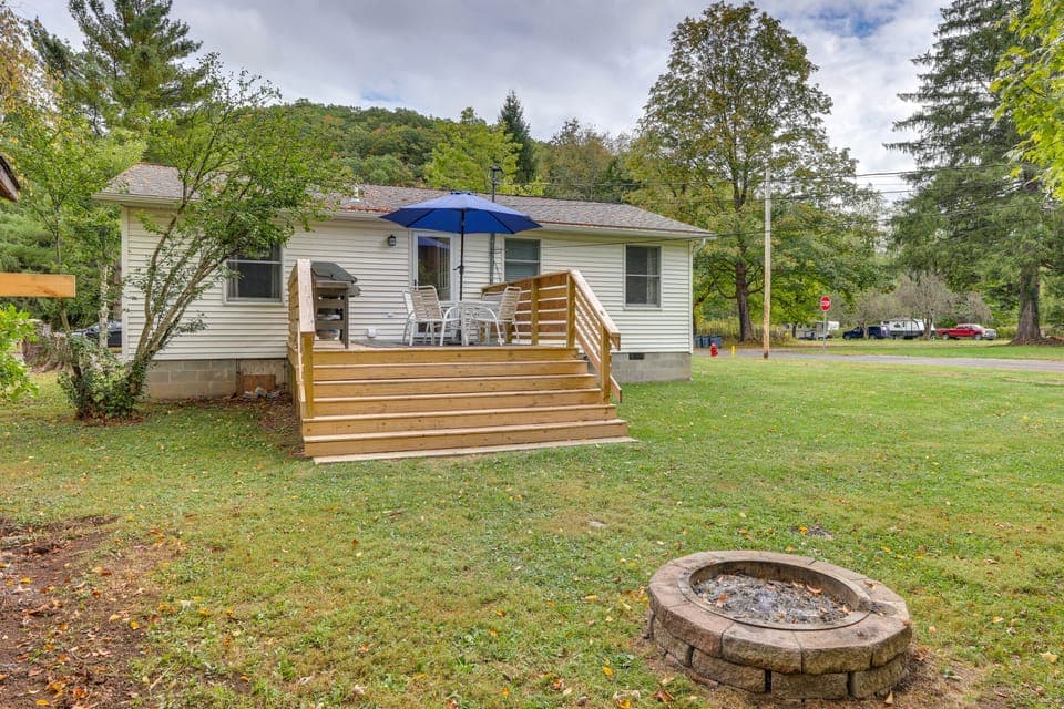 Greenbrier River Retreat w/ Deck - Steps to Trail! Cottage in Shenandoah Valley