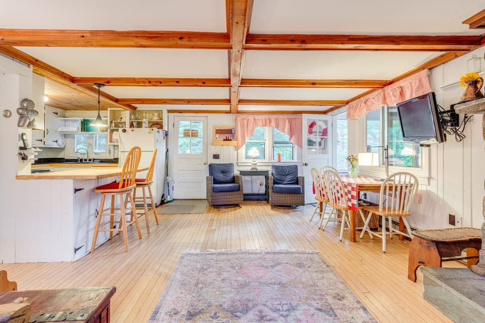 Idyllic Lakefront Cottage Near Mount Sunapee Cottage in Newbury