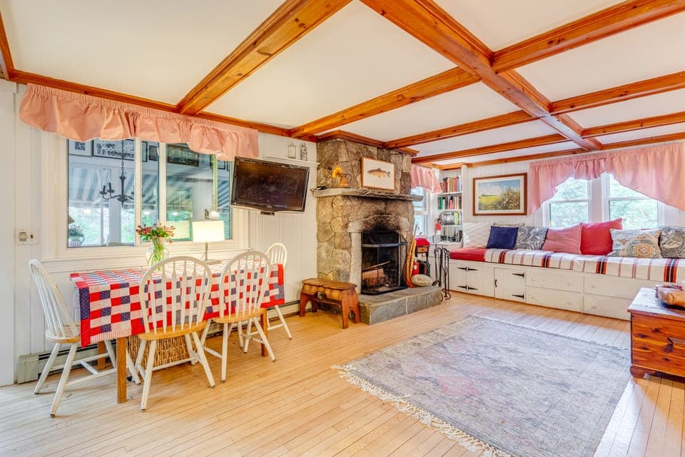 Idyllic Lakefront Cottage Near Mount Sunapee Cottage in Newbury