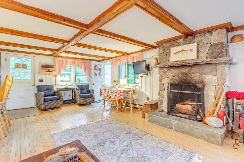 Idyllic Lakefront Cottage Near Mount Sunapee Cottage in Newbury