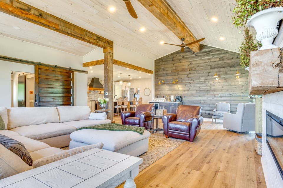 Hope Retreat w/ Furnished Deck Near Parks! House in Indiana