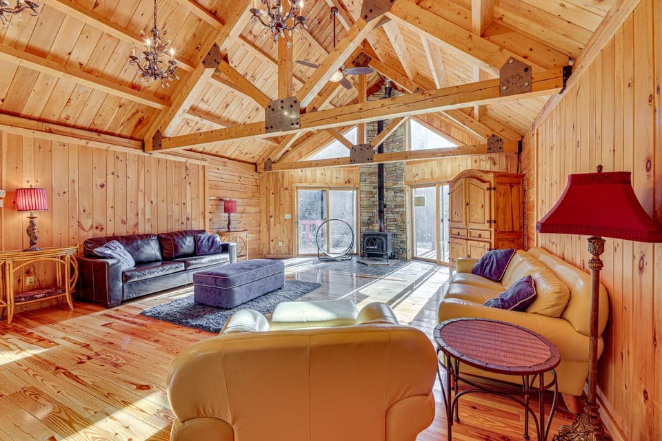 15 Mi to Snowshoe Resort: Cabin w/ Deck & Fire Pit House in Shenandoah Valley