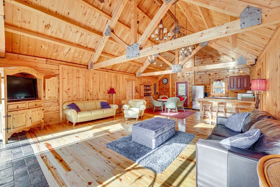15 Mi to Snowshoe Resort: Cabin w/ Deck & Fire Pit House in Shenandoah Valley