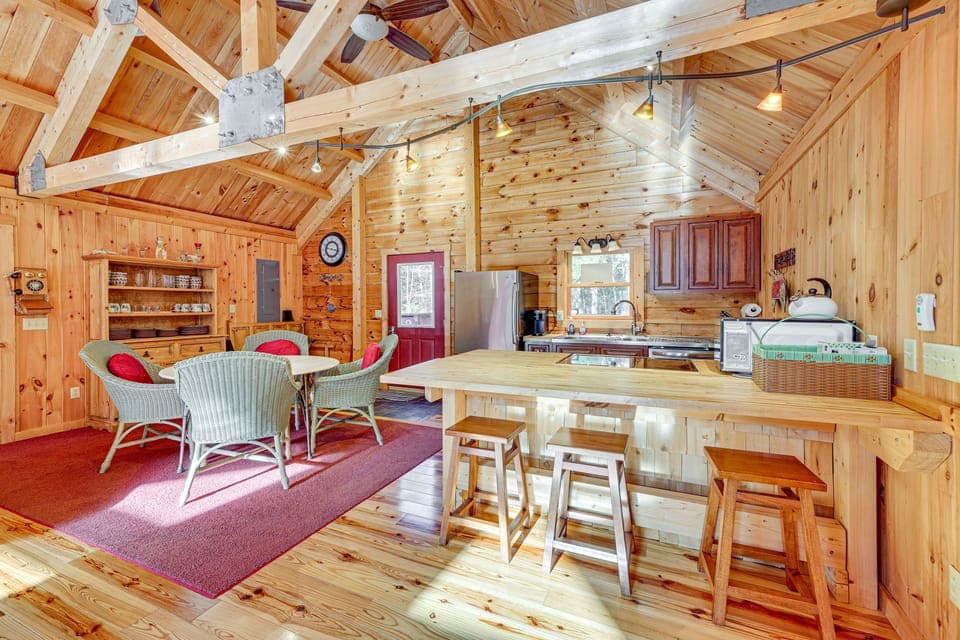 15 Mi to Snowshoe Resort: Cabin w/ Deck & Fire Pit House in Shenandoah Valley
