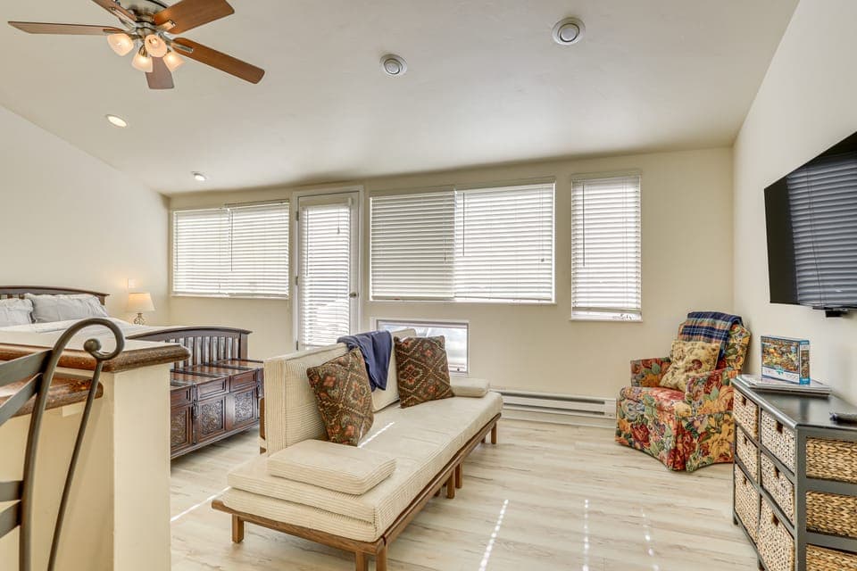 4 Mi to Vail Ski Resort: Cozy Getaway w/ Deck! Apartment in Vail