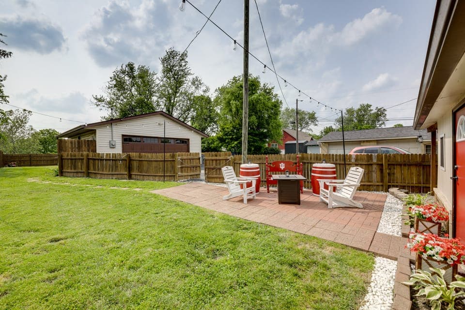 1 Mi to IU: Hoosier Home w/ Fire Pit & Fenced Yard House in Bloomington