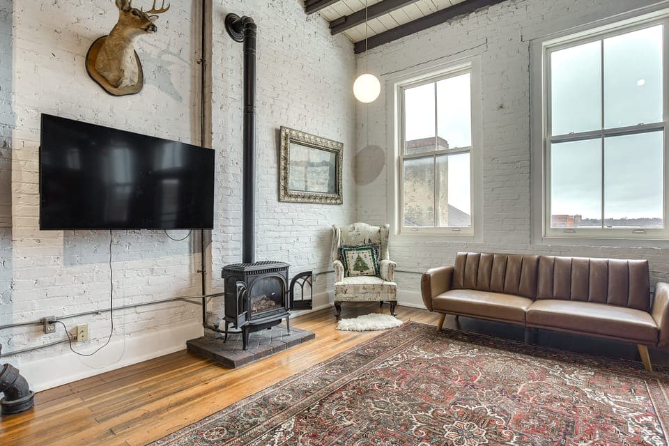 < 1 Mi to Wittenberg: Eclectic Loft w/ Parking! Apartment in Springfield