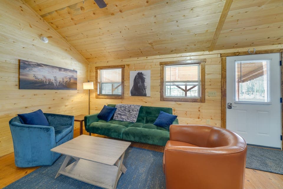 28 Mi to Downtown Louisville: Serene Farm Getaway House in Indiana