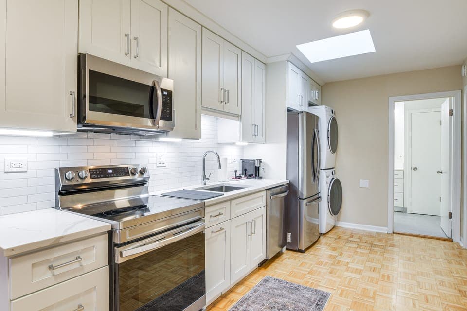 Steps to Shops & Eats: Apt in Portage Park! Apartment in Chicago