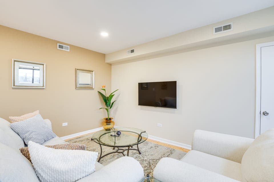 Steps to Shops & Eats: Apt in Portage Park! Apartment in Chicago