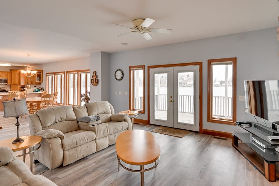 Hot Tub & Dock: Waterfront Lake Hamilton Home House in Hamilton