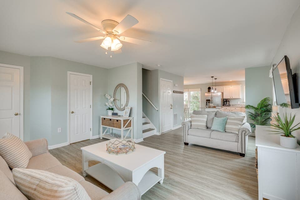 Walk to Shore: Multi-Deck Townhome in Kure Beach! Apartment in Kure Beach