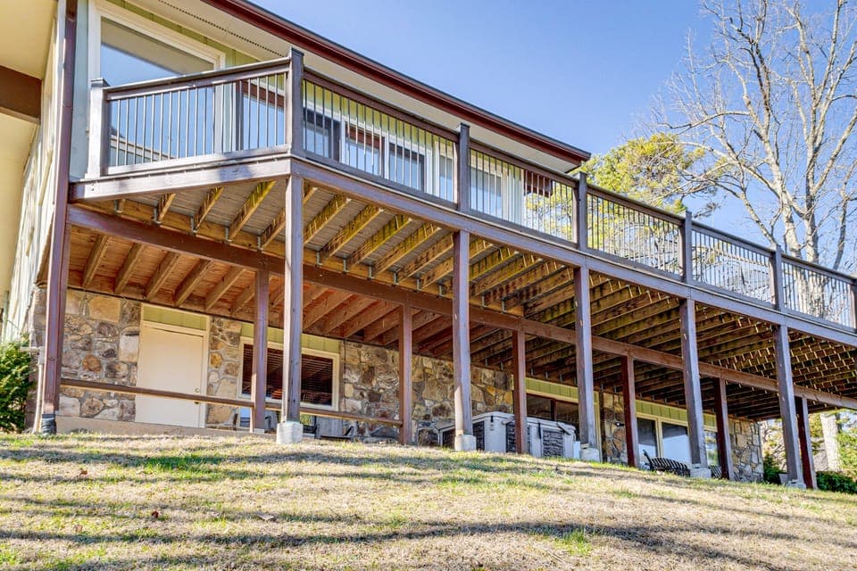 Pool, Hot Tub & Mtn Views: Gatlinburg Retreat! House in Pittman Center