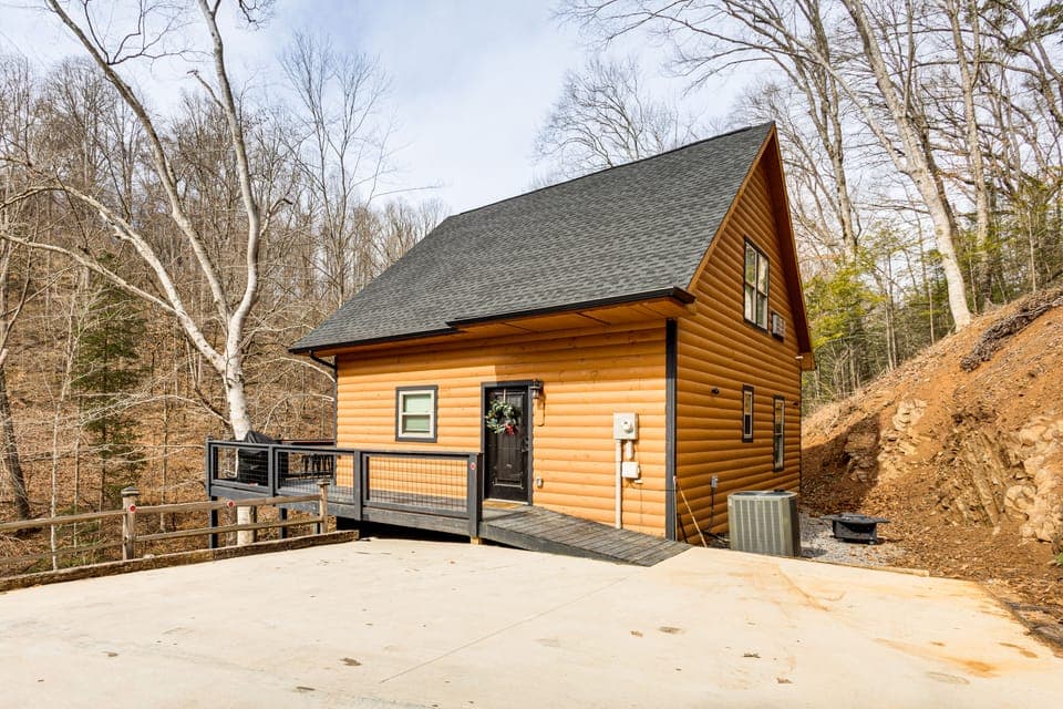 8 Mi to Dollywood: Cabin w/ Hot Tub & Decks! House in Sevierville