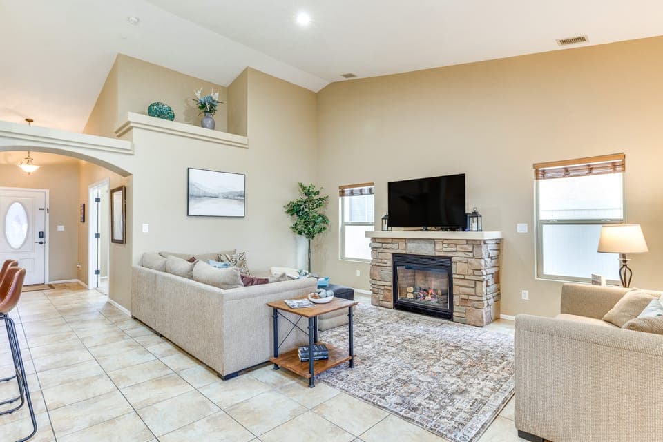 4 Mi to Dtwn Grand Junction: Hot Tub Haven! House in Grand Junction