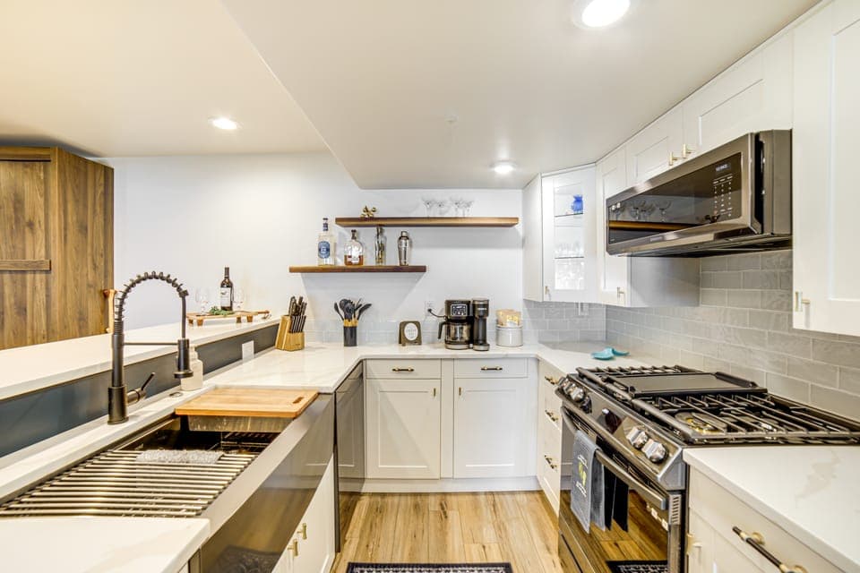 Swim & Fish! Lakefront Apt w/ Hot Tub & Grill! Apartment in Ohio