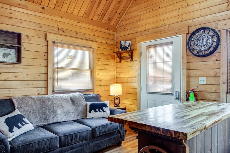 Fire Pit + Pool Access: Cozy Cabin in Sevierville! House in Sevierville