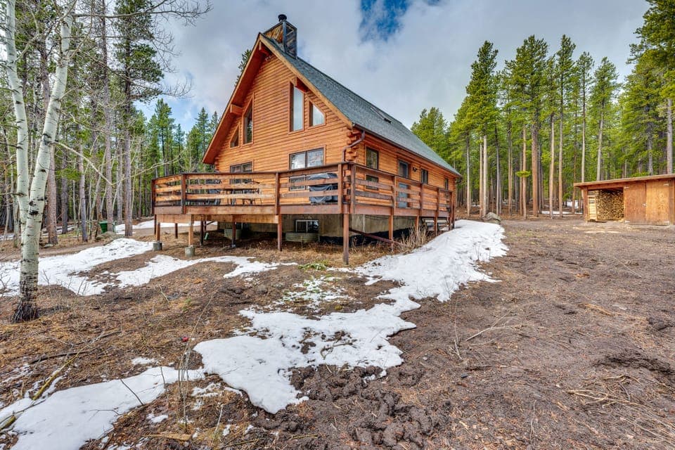 4 Mi to RMNP: Allenspark Cabin w/ Wraparound Deck! House in Allenspark