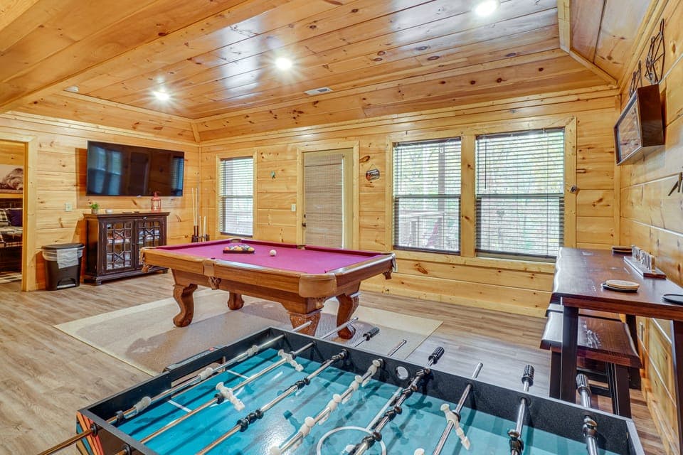 Serene Smoky Mountain Cabin: Hot Tub + Game Room! House in Pigeon Forge