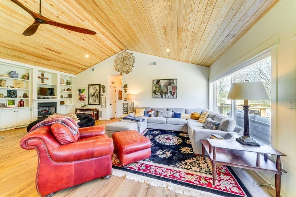 Hot Tub, Deck & Fire Pit: Chic Louisville Home! House in Louisville