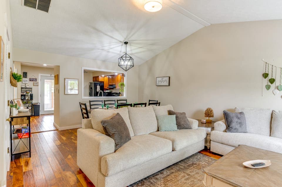 14 Mi to Dtwn Indy: Family Gem w/ Yard Apartment in Greenwood