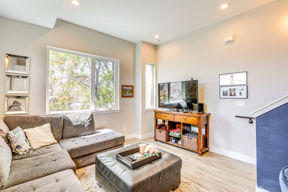2 Mi to Ball Arena: Townhome w/ Rooftop Patio Apartment in Denver